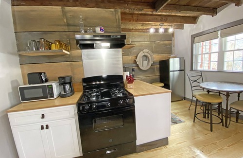 Belfast Apartamento | Cozy 2BR with Rustic Decor Near Downtown