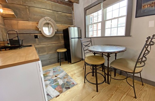 Belfast Apartamento | Cozy 2BR with Rustic Decor Near Downtown