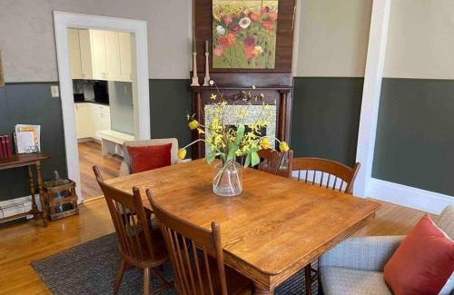 Green Bay Apartamento | Cozy 3 & 4 Bed Home 2 Blocks to Hospitals & Lambeau
