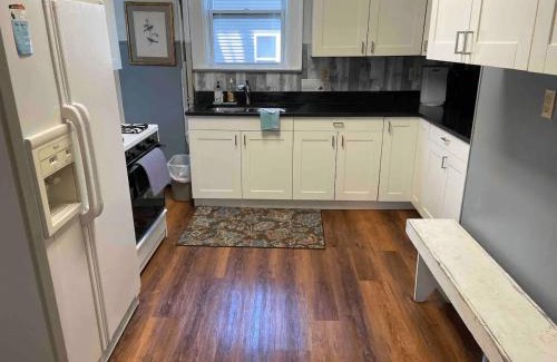 Green Bay Apartamento | Cozy 3 & 4 Bed Home 2 Blocks to Hospitals & Lambeau