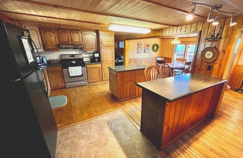 Minocqua Cabina | Cozy 3 b/r home w/ quick access to snowmobile trails in the beautiful Northwoods