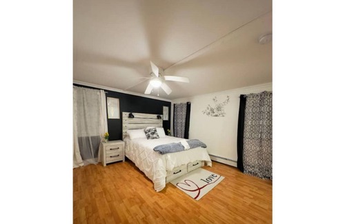 Amston Cabaña | Cozy 3 bd Cottage w/ access to private lake