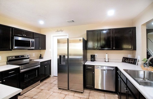 Converse Casa | Cozy 3 Bed, 2.5 BR Home with Amazing Outdoor Deck