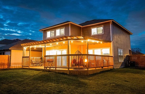 Converse Casa | Cozy 3 Bed, 2.5 BR Home with Amazing Outdoor Deck