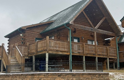 Warrens Cabina | Cozy 3 Bed 2 Bath Cabin located next to Three Bears Resort in Warrens Wisconsin