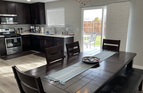 Blythe Casa | Cozy 3 bed 2 bath home, newly updated, Garage, Wifi