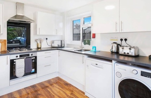 Rushmoor District Casa | Cozy 3 Bed House for Contractors/Family, Parking