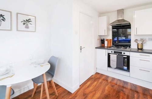 Rushmoor District Casa | Cozy 3 Bed House for Contractors/Family, Parking