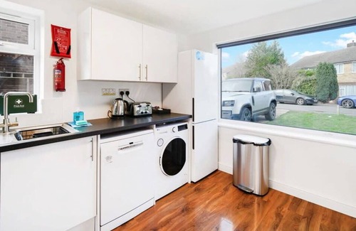 Rushmoor District Casa | Cozy 3 Bed House for Contractors/Family, Parking