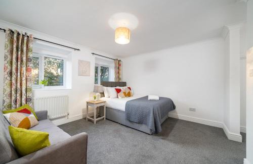 Rochester East Ward Casa | COZY 3 Bed House With Garden & Parking in Rochester, Kent Mins to Train Station, WiFi