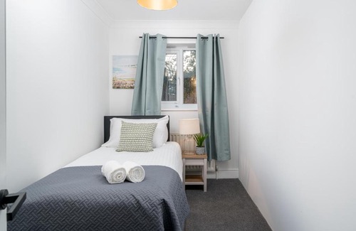 Rochester East Ward Casa | COZY 3 Bed House With Garden & Parking in Rochester, Kent Mins to Train Station, WiFi