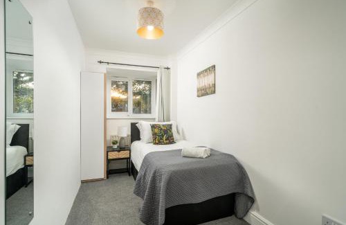 Rochester East Ward Casa | COZY 3 Bed House With Garden & Parking in Rochester, Kent Mins to Train Station, WiFi
