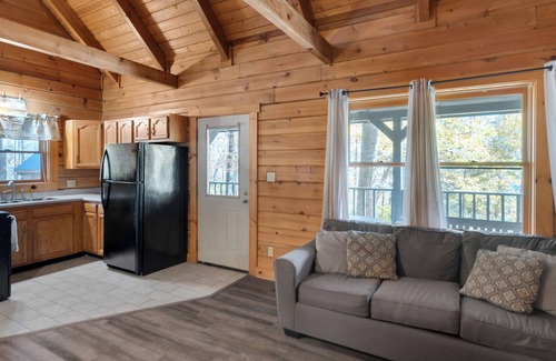 Jamestown Cabina | Cozy 3 Bed Log Cabin at Jamestown Marina, Tucked Away in a Wooded Area #301