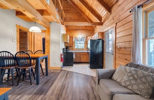 Jamestown Cabina | Cozy 3 Bed Log Cabin at Jamestown Marina, Tucked Away in a Wooded Area #301