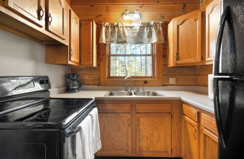 Jamestown Cabina | Cozy 3 Bed Log Cabin at Jamestown Marina, Tucked Away in a Wooded Area #301