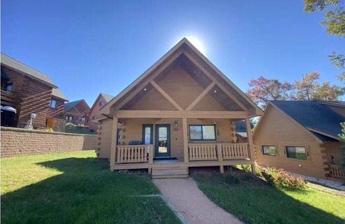 Warrens Cabina | Cozy 3 bedroom/2 bath cabin near 3 Bears Resort and Jellystone Park-Warrens, WI