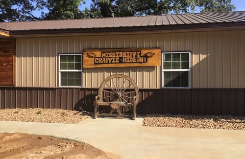 Independence Cabina | Cozy 3-bedroom, 2 bath cabin in charming neighborhood near Sardis Lake, Como, MS