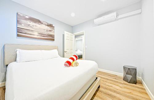 Balboa Peninsula Casa | Cozy 3 Bedroom Across from Playground on the Beach