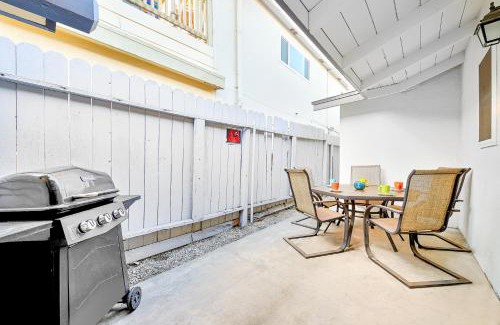 Balboa Peninsula Casa | Cozy 3 Bedroom Across from Playground on the Beach