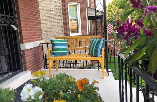 Irving Park Apartamento | Cozy 3-bedroom apartment in beautiful Old Irving Park, Chicago with AC, WiFi