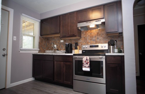 Berkeley Casa | Cozy 3-bedroom bungalow with WiFi, AC in welcoming St. Louis county