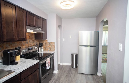Berkeley Casa | Cozy 3-bedroom bungalow with WiFi, AC in welcoming St. Louis county