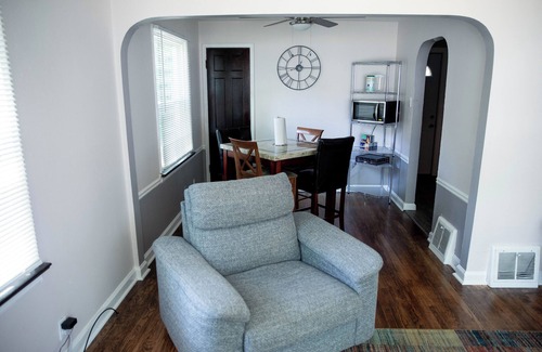 Berkeley Casa | Cozy 3-bedroom bungalow with WiFi, AC in welcoming St. Louis county