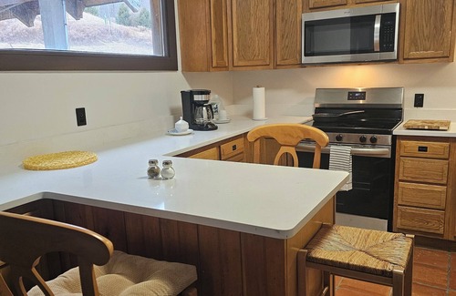 Woodbury Cabina | Cozy 3-bedroom cabin in Woodbury. With Brook and mountain to enjoy.