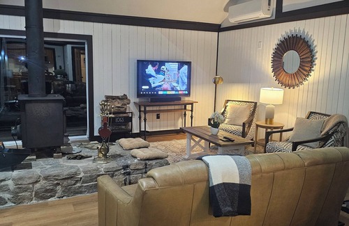 Woodbury Cabina | Cozy 3-bedroom cabin in Woodbury. With Brook and mountain to enjoy.
