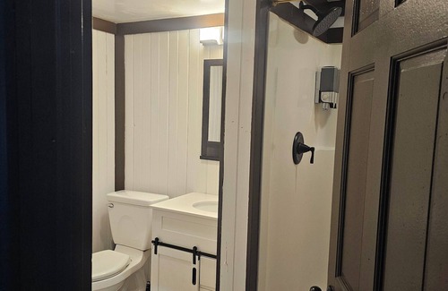 Woodbury Cabina | Cozy 3-bedroom cabin in Woodbury. With Brook and mountain to enjoy.