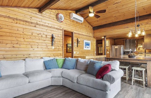 Worley Cabina | Cozy 3-bedroom cabin in fabulous Worley with AC, WiFi, and a game room.