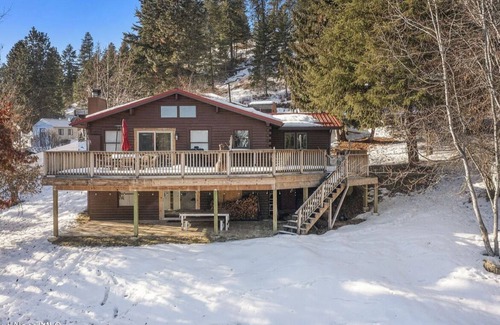 Worley Cabina | Cozy 3-bedroom cabin in fabulous Worley with AC, WiFi, and a game room.