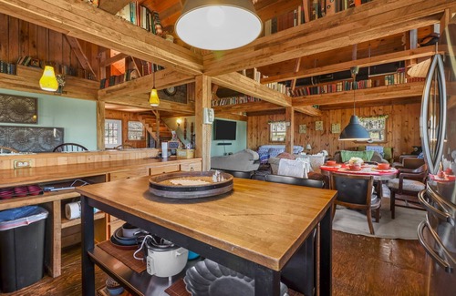 Denison Cabina | Cozy 3 bedroom cabin on private land look at beautiful trees , Storms and Cows!