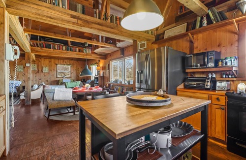 Denison Cabina | Cozy 3 bedroom cabin on private land look at beautiful trees , Storms and Cows!