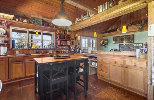 Denison Cabina | Cozy 3 bedroom cabin on private land look at beautiful trees , Storms and Cows!