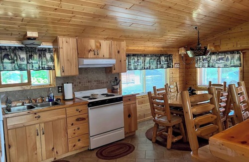 Hayward Cabina | Cozy 3-Bedroom Cabin on 6 acres in the woods. Minutes from lakes & trails!
