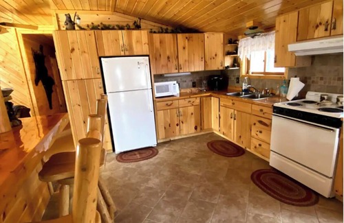 Hayward Cabina | Cozy 3-Bedroom Cabin on 6 acres in the woods. Minutes from lakes & trails!