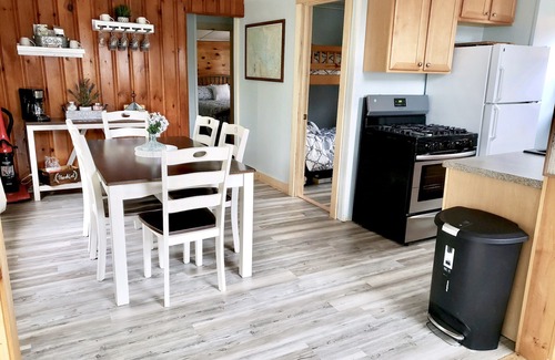 Laconia Cabaña | Acogedora casa de 3 dormitorios en el lago Winnipesaukee!