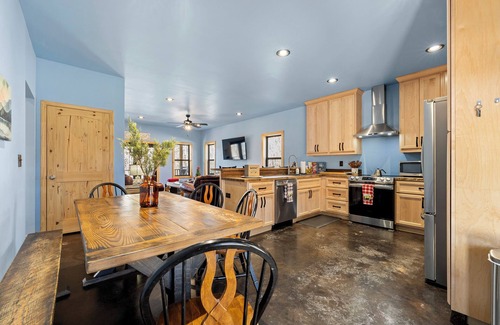 Dahlonega Cabina | Cozy 3-bedroom cabin in Dahlonega with a vibrant Game Room!
