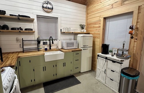 Winrock Cabina | Cozy 3-bedroom cabin on Petit Jean Mountain with AC, WiFi