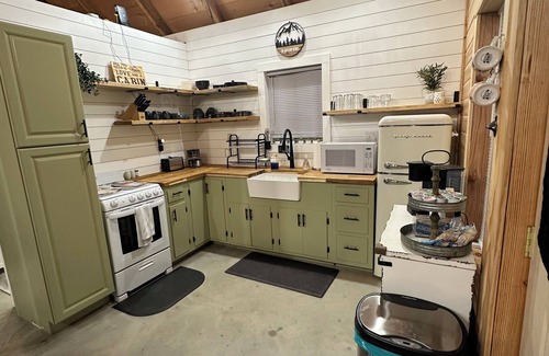 Winrock Cabina | Cozy 3-bedroom cabin on Petit Jean Mountain with AC, WiFi