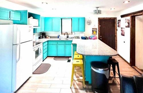 Kingston Casa | Cozy 3 Bedroom Cabin with Patio, Kids' Playground, and Large Grill