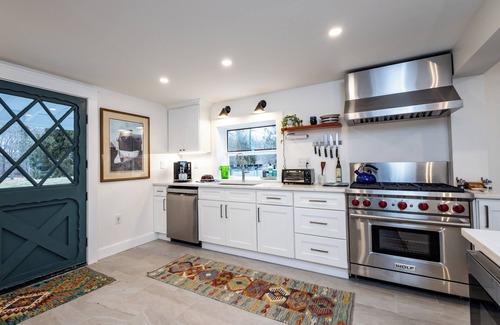 South Dartmouth Casa | Cozy 3-Bedroom Cape near Beach and Padanaram