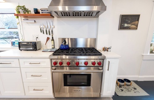 South Dartmouth Casa | Cozy 3-Bedroom Cape near Beach and Padanaram