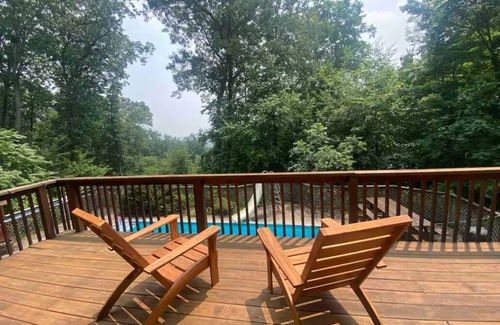Beach Haven Chalet De Esquí | Cozy 3-bedroom chalet in charming Nescopeck with AC, WiFi, Hot Tub, King Beds