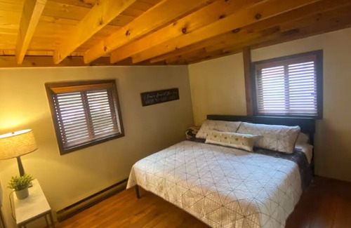 Beach Haven Chalet De Esquí | Cozy 3-bedroom chalet in charming Nescopeck with AC, WiFi, Hot Tub, King Beds