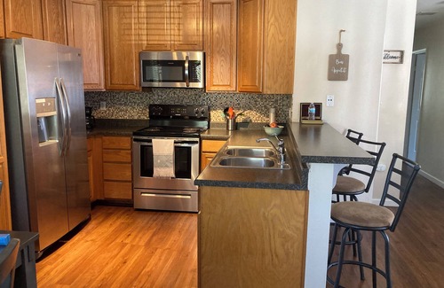Chula Vista Condominio | Cozy 3-bedroom condo with AC, WiFi, Fireplace, on site parking in Chula Vista
