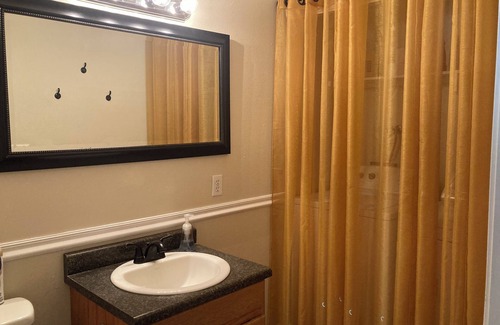 Chula Vista Condominio | Cozy 3-bedroom condo with AC, WiFi, Fireplace, on site parking in Chula Vista