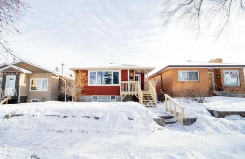 Northeast Edmonton Casa | Cozy 3 Bedroom Contemporary Home With Free Parking