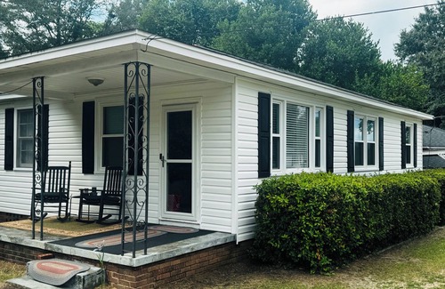 Columbia Casa | Cozy 3-bedroom Home in West Columbia located only 5 minutes from downtown vista.